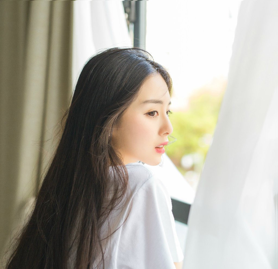 所以眼下，继续进攻对刘备来说，不但是后勤上的负担问题，更重要的是，根本攻不破，伊阙关犹如一道天堑一般横在洛阳与荆州之间，那种绝望的感受这半年来他不止一次感受到，哪怕是关羽、黄忠这等猛将数次亲自带队都被对方逼退的情况下，刘备已经不知道自己该以什么样的方式去支持曹操。